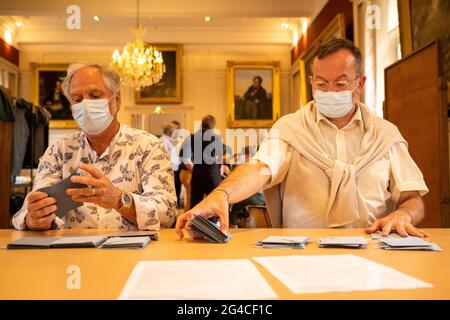 Francia, Bretagna, Dinan il 20/06/2021. Sondaggi per le elezioni regionali e dipartimentali. Fotografia di Martin Bertrand France, Bretagne, Dinan le 2 Foto Stock