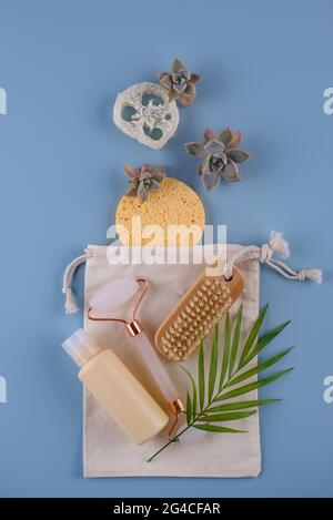Accessori per la cura della pelle riutilizzabili. Concetto di stile di vita sostenibile senza sprechi Foto Stock