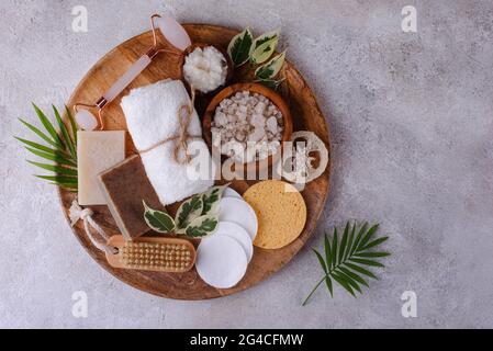 Accessori per la cura della pelle riutilizzabili. Concetto di stile di vita sostenibile senza sprechi Foto Stock