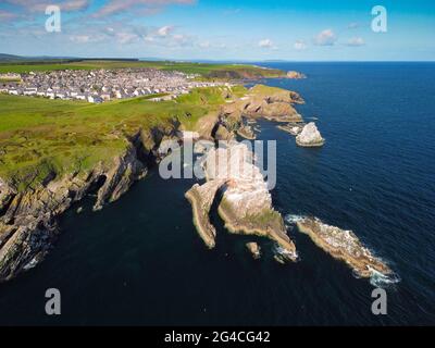 Vista aerea dal drone di Bow Fiddle Rock a Portknockie su Moray Firth a Moray, Scozia, Regno Unito Foto Stock
