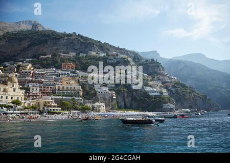 Vista sulla Costiera Amalfitana dalle acque del Golfo di Salerno in Italia. I villaggi di pescatori si possono vedere lungo la scogliera montagnosa Foto Stock