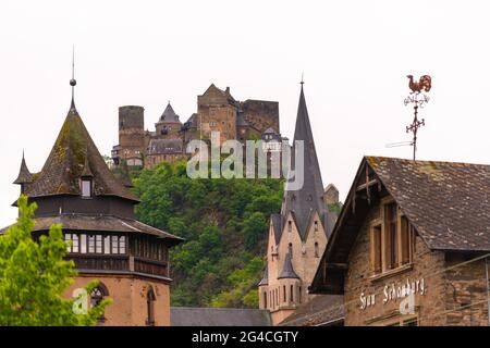 Castello Schönberg sopra la ben conservata città medievale di Oberwesel, Valle del Medio Reno, Patrimonio dell'Umanità dell'UNESCO, Renania-Palatinato, Germania Foto Stock