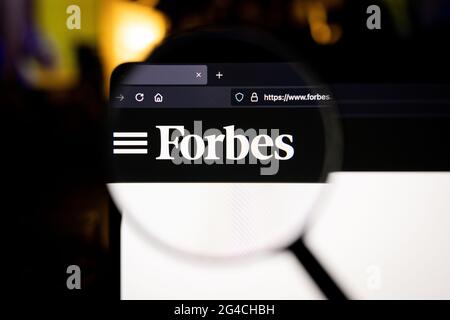 Il logo aziendale di Forbes su un sito Web, visto sullo schermo di un computer attraverso una lente di ingrandimento. Foto Stock