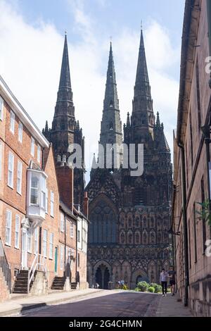 Fronte Ovest della Cattedrale di Lichfield dalla vicina, Lichfield, Staffordshire, Inghilterra, Regno Unito Foto Stock