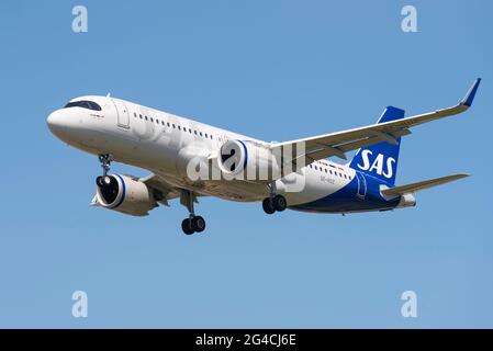 Scandinavian Airlines A320 NEO, aereo jet SAS Airbus se-ROZ in arrivo sulle finali per atterrare all'aeroporto Heathrow di Londra, Regno Unito. Piano economico moderno Foto Stock