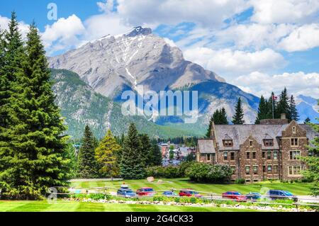 Cascade Mountain vista dalle Cascades of Time Gardens al Banff National Park con lo storico edificio amministrativo Parks Canada in primo piano. Foto Stock