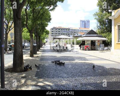 Lisboa, Lisboa Portogallo. 20 Giugno 2021. (INT) movimento nel quartiere Arco do Cego, a Lisbona. 20 giugno 2021, Lisbona, Portogallo: Movimento nel quartiere Arco do Cego, con il bellissimo giardino Jorge Luis Borges e le sue ampie strade alberate, situato vicino alla stazione della metropolitana di Saldanha, questa domenica di primavera sul continente europeo. Credit: Edson de Souza/TheNews2 Credit: Edson De Souza/TheNEWS2/ZUMA Wire/Alamy Live News Foto Stock