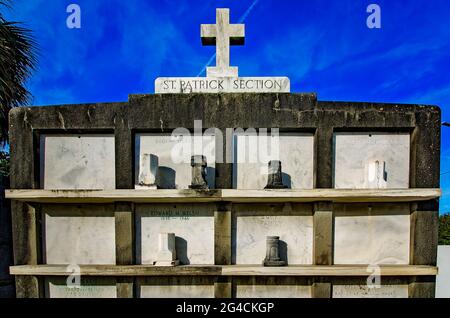 Un mausoleo è raffigurato al St. Patrick Cemetery No. 2, 14 novembre 2015, a New Orleans, Louisiana. Foto Stock