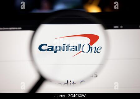 Logo aziendale Capital One su un sito Web, visto sullo schermo di un computer attraverso una lente di ingrandimento.