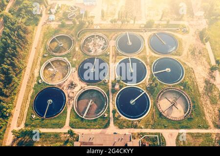 Vista aerea del moderno impianto di depurazione industriale al tramonto. Foto Stock