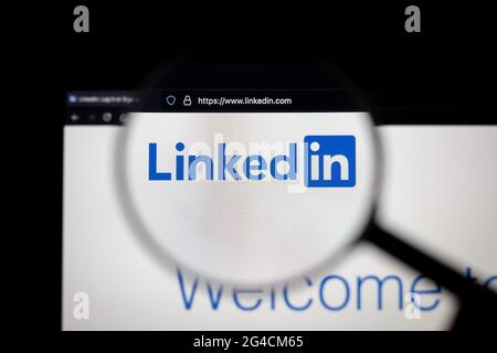 Logo aziendale di LinkedIn su un sito Web, visualizzato sullo schermo di un computer tramite una lente di ingrandimento. Foto Stock