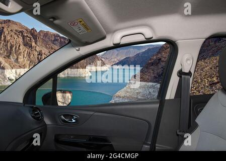 Guardando attraverso una finestra dell'auto con vista del fiume Colorado di fronte alla diga di Hoover sul lato del Nevada, Stati Uniti Foto Stock