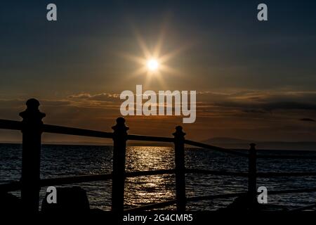 Morecambe, Lancashire, Regno Unito. 20 Giugno 2021. I tramonti dietro Black Coombe nel Sud Cumbrian Fells Credit: PN News/Alamy Live News Foto Stock