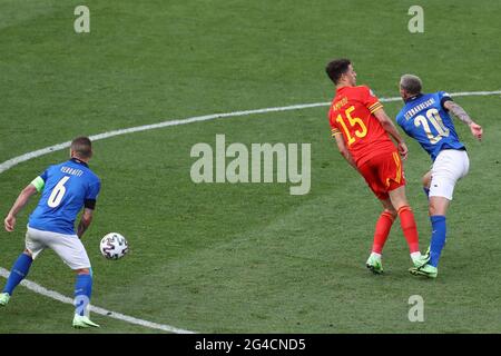 Roma, Italia, 20 giugno 2021. Ethan Ampadu del Galles si erge sul piede italiano Federico Bernardeschi guadagnandosi una carta rossa durante la partita UEFA Euro 2020 allo Stadio Olimpico di Roma. L'immagine di credito dovrebbe essere: Jonathan Moscop / Sportimage Foto Stock