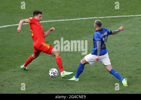 Roma, Italia, 20 giugno 2021. Ethan Ampadu del Galles si erge sul piede italiano Federico Bernardeschi guadagnandosi una carta rossa durante la partita UEFA Euro 2020 allo Stadio Olimpico di Roma. L'immagine di credito dovrebbe essere: Jonathan Moscop / Sportimage Foto Stock