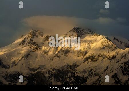 Un bellissimo paesaggio con montagne innevate della catena del Karakorum nelle aree settentrionali di Gilgit Baltistan, Pakistan Foto Stock