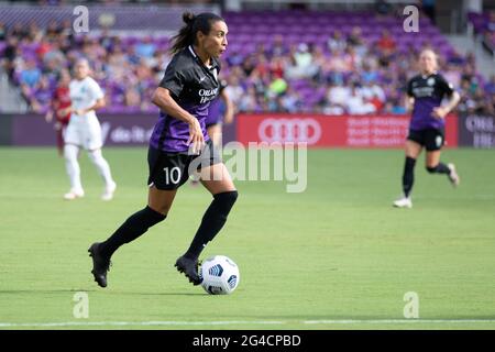 Orlando, Stati Uniti. 21 Giugno 2021. Marta (10 Orlando Pride) dribbles la palla al tob of the Box durante la partita della National Women's Soccer League tra Orlando Pride e Gotham FC all'Exploria Stadium di Orlando, Florida. NESSUN UTILIZZO COMMERCIALE. Credit: SPP Sport Press Photo. /Alamy Live News Foto Stock