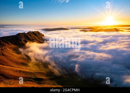 Alba e nebbia mattutina, te Mata Peak, Hawke's Bay, Nuova Zelanda Foto Stock