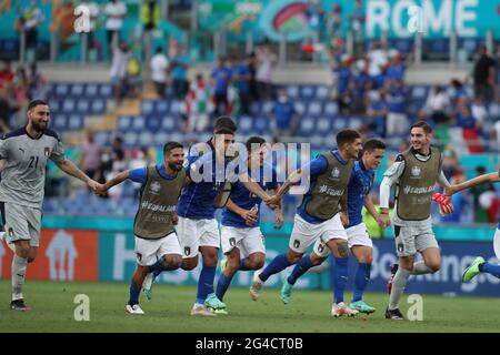 Roma. 20 Giugno 2021. I giocatori italiani festeggiano la vittoria dopo la partita di calcio del Gruppo UEFA EURO 2020 TRA Italia e Galles allo Stadio Olimpico di Roma il 20 giugno 2021. Credit: Cheng Tingting/Xinhua/Alamy Live News Foto Stock