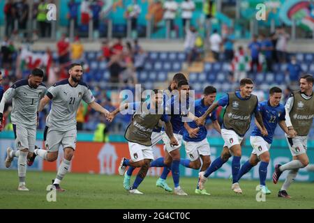 Roma. 20 Giugno 2021. I giocatori italiani festeggiano la vittoria dopo la partita di calcio del Gruppo UEFA EURO 2020 TRA Italia e Galles allo Stadio Olimpico di Roma il 20 giugno 2021. Credit: Cheng Tingting/Xinhua/Alamy Live News Foto Stock