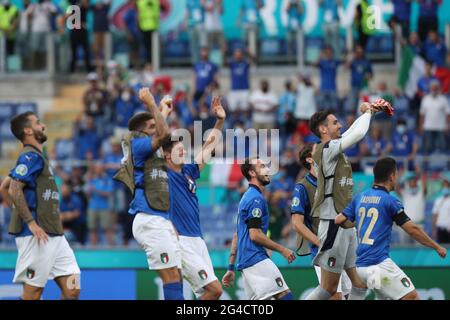 Roma. 20 Giugno 2021. I giocatori italiani festeggiano la vittoria dopo la partita di calcio del Gruppo UEFA EURO 2020 TRA Italia e Galles allo Stadio Olimpico di Roma il 20 giugno 2021. Credit: Cheng Tingting/Xinhua/Alamy Live News Foto Stock