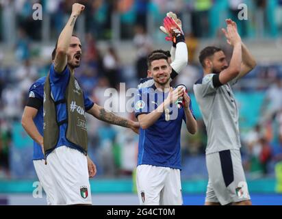 Roma. 20 Giugno 2021. I giocatori italiani festeggiano la vittoria dopo la partita di calcio del Gruppo UEFA EURO 2020 TRA Italia e Galles allo Stadio Olimpico di Roma il 20 giugno 2021. Credit: Cheng Tingting/Xinhua/Alamy Live News Foto Stock