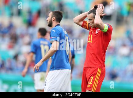 Roma. 20 Giugno 2021. Il Wales Gareth Bale reagisce durante la partita di calcio UEFA EURO 2020 del Gruppo A tra Italia e Galles allo Stadio Olimpico di Roma il 20 giugno 2021. Credit: Cheng Tingting/Xinhua/Alamy Live News Foto Stock