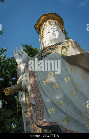 Una grande statua coperta da mosaici di Guan Yin, la Dea buddista della Misericordia, a Repulse Bay, Isola di Hong Kong Foto Stock