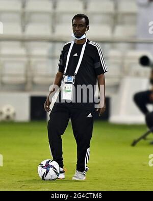 Doha, Qatar. 20 Giugno 2021. Il capo allenatore Salad Hassan della Somalia reagisce alla Coppa araba FIFA Qatar 2021 qualificando la partita di calcio tra Oman e Somalia a Doha, Qatar, 20 giugno 2021. Credit: Nikku/Xinhua/Alamy Live News Foto Stock