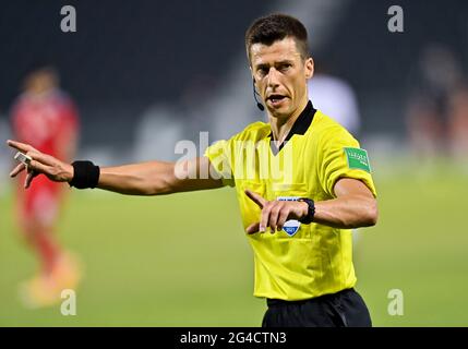 Doha, Qatar. 20 Giugno 2021. L'arbitro francese Benoit Bastien gesti durante la Coppa araba FIFA Qatar 2021 partita di calcio tra Oman e Somalia a Doha, Qatar, 20 giugno 2021. Credit: Nikku/Xinhua/Alamy Live News Foto Stock