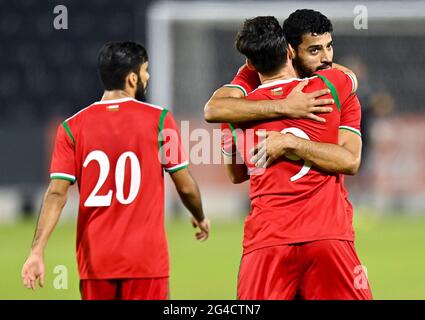 Doha, Qatar. 20 Giugno 2021. Muhsen Saleh al Ghassani (R) festeggia il suo obiettivo con un compagno di squadra durante la partita di calcio della Coppa araba FIFA Qatar 2021 tra Oman e Somalia a Doha, Qatar, 20 giugno 2021. Credit: Nikku/Xinhua/Alamy Live News Foto Stock