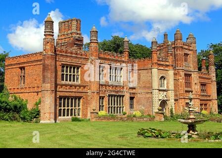East Barsham Manor House, primi 16 ° secolo, facciata sud, e portico, Norfolk, Inghilterra, Regno Unito Foto Stock