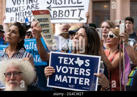 Austin, Texas, Stati Uniti. 20 Giugno 2021. I Texas Democratici hanno dei segnali che denunciano la supressione degli elettori mentre quasi mille Texas Democratici si radunano al Campidoglio di Stato sostenendo i titoli di voto in stallo nel Congresso e denunciando gli sforzi repubblicani per impedire la registrazione degli elettori e l’accesso ai sondaggi. Credit: Bob Daemmrich/ZUMA Wire/Alamy Live News Foto Stock