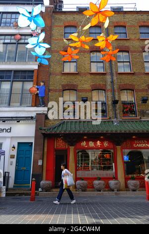 Un 'Giardino Botanico' con sette tipi di fiori di seta fatti a mano, va in mostra nella Chinatown di Londra. Foto Stock