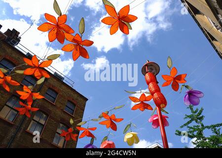 Un 'Giardino Botanico' con sette tipi di fiori fatti a mano va in mostra in testa a Chinatown di Londra. Foto Stock