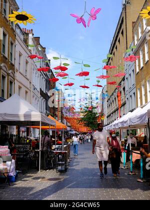 Un 'Giardino Botanico' con sette tipi di fiori fatti a mano va in mostra in testa a Chinatown di Londra. Foto Stock