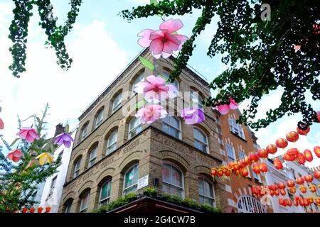 Un 'Giardino Botanico' con sette tipi di fiori fatti a mano va in mostra in testa a Chinatown di Londra. Foto Stock