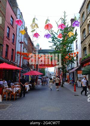 Un 'Giardino Botanico' con sette tipi di fiori di seta fatti a mano, va in mostra nella Chinatown di Londra. Foto Stock