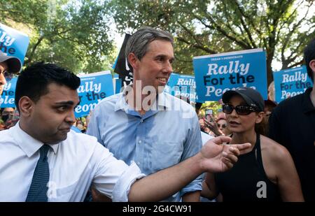 Austin, Texas, Stati Uniti. 20 Giugno 2021. L'ex deputato al Congresso e candidato presidenziale BETO o'ROURKE parla con i media, mentre centinaia di texani democratici si radunano per sostenere le bollette sui diritti di voto in stallo nel Congresso e disdegnano gli sforzi repubblicani per impedire la registrazione degli elettori e l'accesso ai sondaggi. Credit: Bob Daemmrich/Alamy Live News Foto Stock