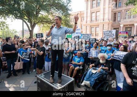 Austin, Texas, Stati Uniti. 20 Giugno 2021. Quasi mille texani democratici, tra cui l’ex presidente del Congresso e candidato presidenziale BETO o'ROURKE, si sono radunati al Campidoglio dello Stato sostenendo i titoli di voto in stallo nel Congresso e denunciando gli sforzi repubblicani per ostacolare la registrazione degli elettori e l’accesso ai sondaggi. Credit: Bob Daemmrich/ZUMA Wire/Alamy Live News Foto Stock