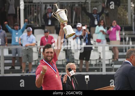 San Diego, Stati Uniti. 20 Giugno 2021. Jon Rahm di Spagna, si aggiudica il trofeo dopo aver vinto il 121° Campionato US Open al campo da golf Torrey Pines di San Diego, California, domenica 20 giugno 2021. Foto di Richard Ellis/UPI Credit: UPI/Alamy Live News Foto Stock