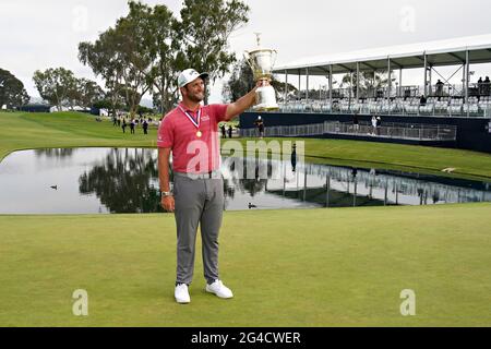 San Diego, Stati Uniti. 20 Giugno 2021. Jon Rahm di Spagna, si aggiudica il trofeo dopo aver vinto il 121° Campionato US Open al campo da golf Torrey Pines di San Diego, California, domenica 20 giugno 2021. Foto di Richard Ellis/UPI Credit: UPI/Alamy Live News Foto Stock