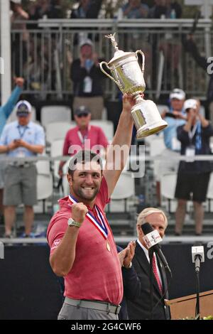 San Diego, Stati Uniti. 20 Giugno 2021. Jon Rahm di Spagna, si aggiudica il trofeo dopo aver vinto il 121° Campionato US Open al campo da golf Torrey Pines di San Diego, California, domenica 20 giugno 2021. Foto di Richard Ellis/UPI Credit: UPI/Alamy Live News Foto Stock