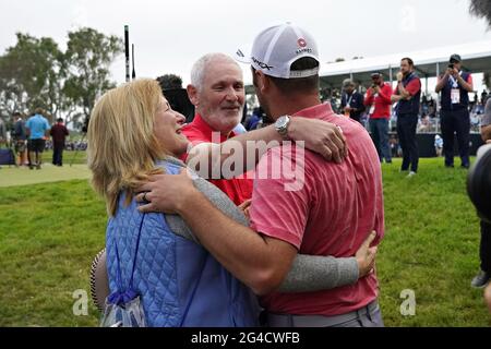 San Diego, Stati Uniti. 20 Giugno 2021. Jon Rahm di Spagna, abbraccia sua madre e suo padre dopo aver vinto il 121° Campionato US Open al campo da golf Torrey Pines di San Diego, California, domenica 20 giugno 2021. Foto di Richard Ellis/UPI Credit: UPI/Alamy Live News Foto Stock