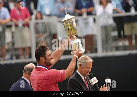 San Diego, Stati Uniti. 20 Giugno 2021. Jon Rahm di Spagna, si aggiudica il trofeo dopo aver vinto il 121° Campionato US Open al campo da golf Torrey Pines di San Diego, California, domenica 20 giugno 2021. Foto di Richard Ellis/UPI Credit: UPI/Alamy Live News Foto Stock