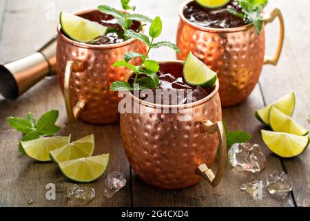 Mule Mosca tradizionale in tazze di rame classico Foto Stock