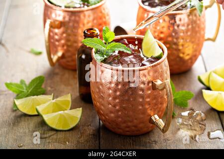 Mule Mosca tradizionale in tazze di rame classico Foto Stock