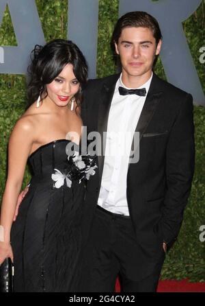 Vanessa Hudgens e Zac Efron partecipano al Vanity Fair Oscar Party alla Sunset Tower di West Hollywood, California, il 22 febbraio 2009. Foto: Henry McGee/MediaPunch Foto Stock