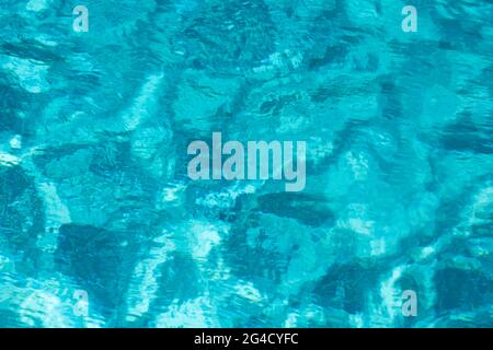 Tansgenitore chiaro acqua calma superficie texture. Astratto natura sfondo. Modello di acqua di mare. Foto Stock