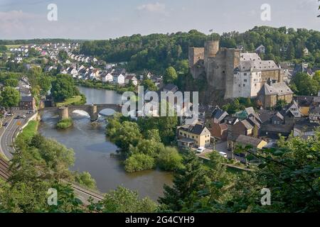 Runkel, Germania. 09 giugno 2021. Il Lahn scorre oltre il castello e la città vecchia di Runkel. Il progetto dell'Unione europea "Living Lahn" è in esecuzione da più di cinque anni e mira a migliorare la vita sul fiume e sul fiume stesso. (Al dpa: Ministro: Il progetto transfrontaliero di Lahn funge da modello). Credit: Thomas Frey/dpa/Alamy Live News Foto Stock